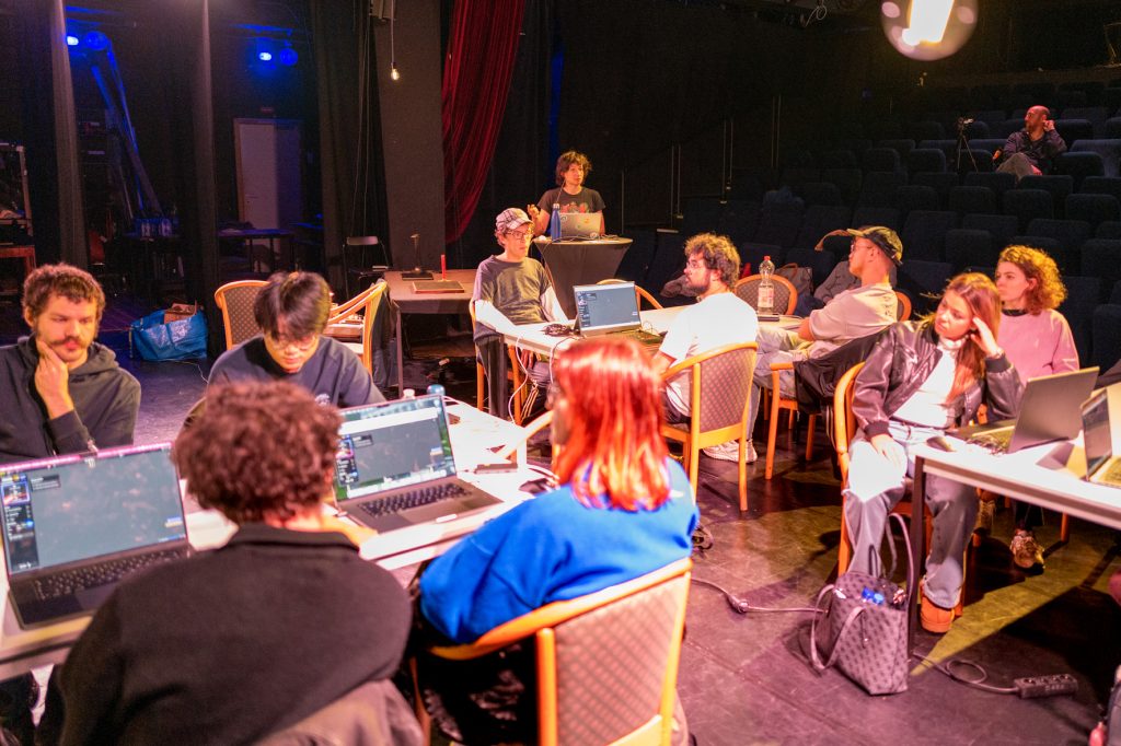 Participants au workshop attablés derrière leur ordinateur