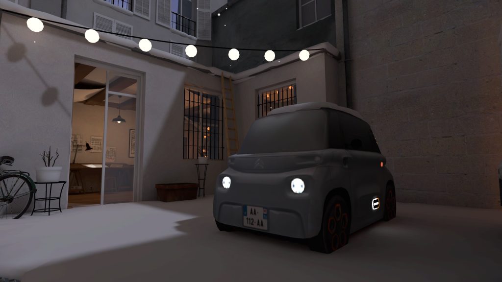 Une Citroën Ami est sagement garée dans la cour intérieure de cet immeuble parisien, en train de recharger sa batterie électrique