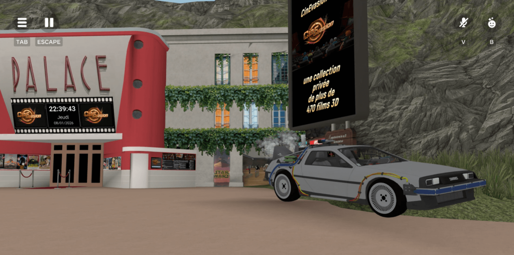 Derrière la DeLorean garée sur le bas côté de la plage, la reproduction du cinéma Beaumont Palace, à Paris